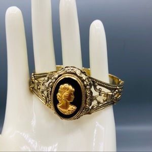 Vintage whiting and davis cameo set